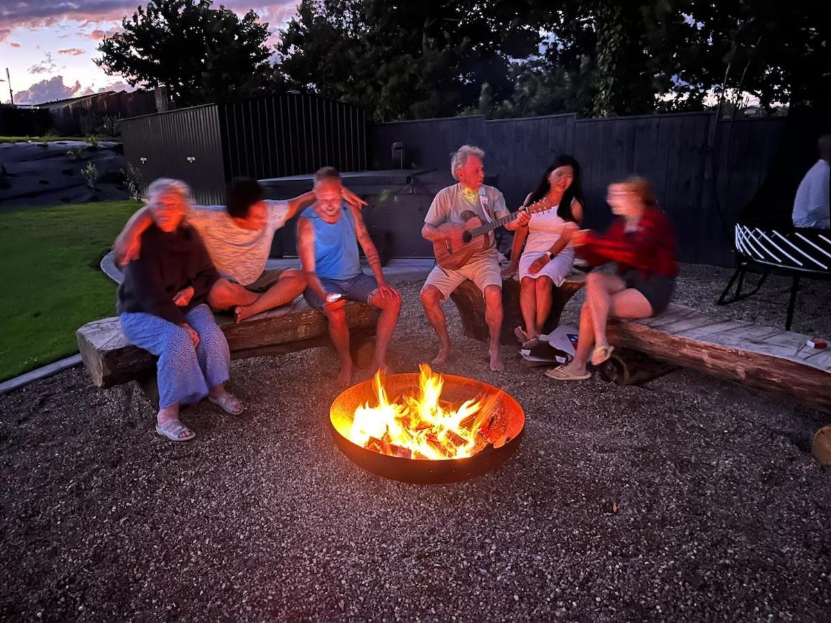 Jandals & Joy Lakefront Retreat Rotorua Ngoại thất bức ảnh
