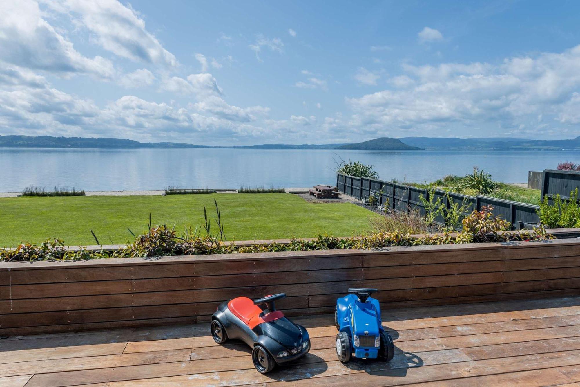 Jandals & Joy Lakefront Retreat Rotorua Ngoại thất bức ảnh