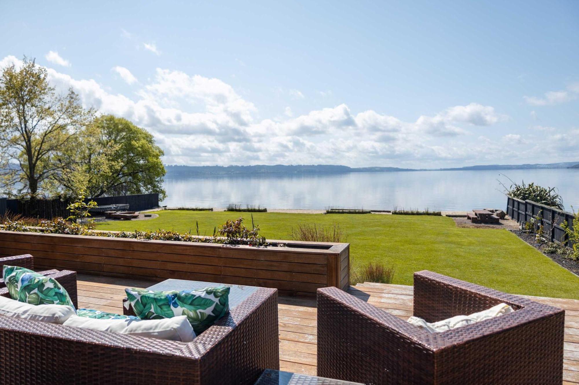 Jandals & Joy Lakefront Retreat Rotorua Ngoại thất bức ảnh